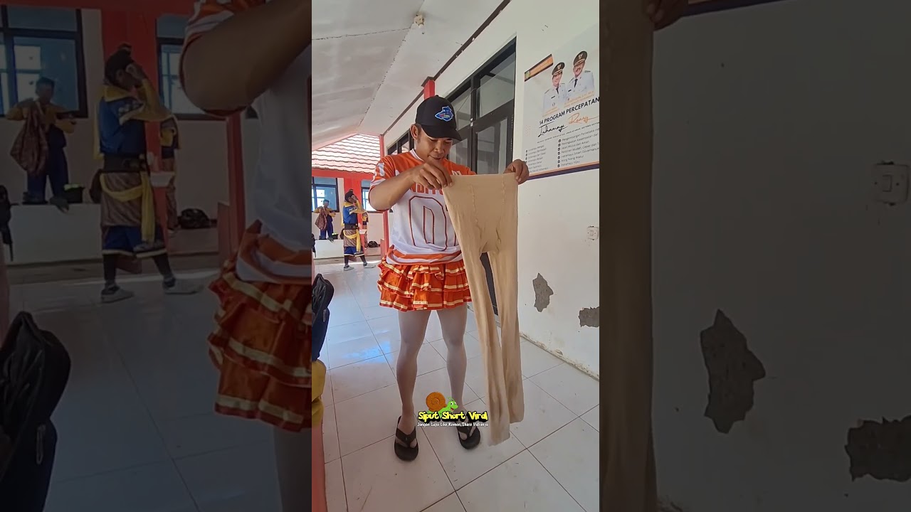 Bety lagi Memakai Kostum