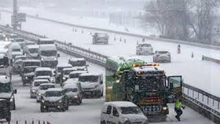 Neige: des milliers de personnes bloquées sur les routes