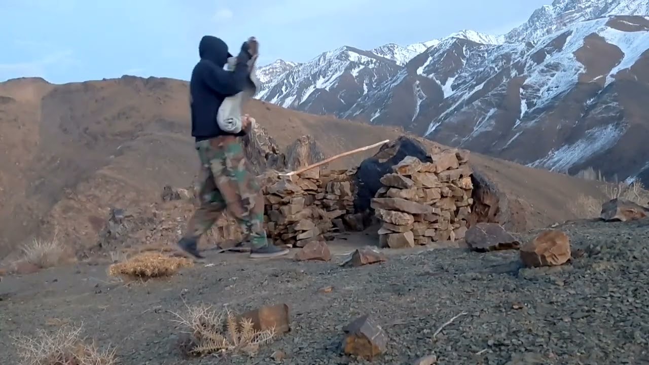 Surviving in the Wild During a Cold Night Inside a Stone Shelter🪨🔥