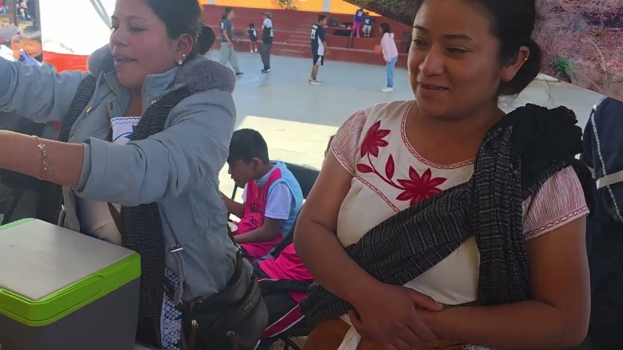 Aqui probando  de diferentes comida típica de san Juan Mixtepec Oaxaca....San PedroyososcuaSanJuan