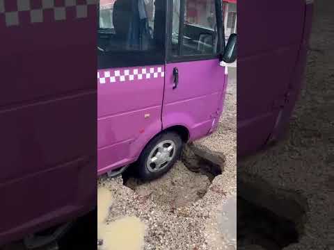 Hendek’te Yolcu Dolmuşu Çukura Düştü