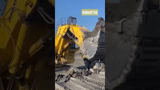 Excavator Komatsu Sedang Loading