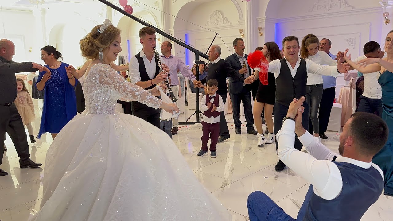 FISI I MJESHTRAVE NE VALLE NDIZET ATMOSFERA NE DASEM(KLINTON & EVA)  ALEKSANDER MJESHTRI KASTRIOT B.