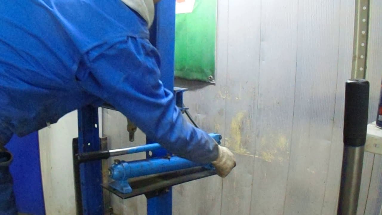 Выпрессовка сайлентблока из переднего рычага Volkswagen Passat B6 - YouTube