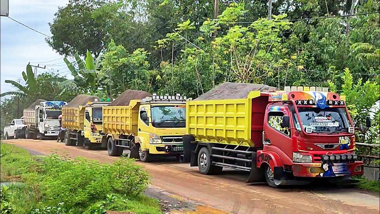 Truk Jomplang.MOBIL TRUK Pengangkut PASIR Bergantian Bongkar MUATAN FULL BAK Menggunung Di PANGKALAN