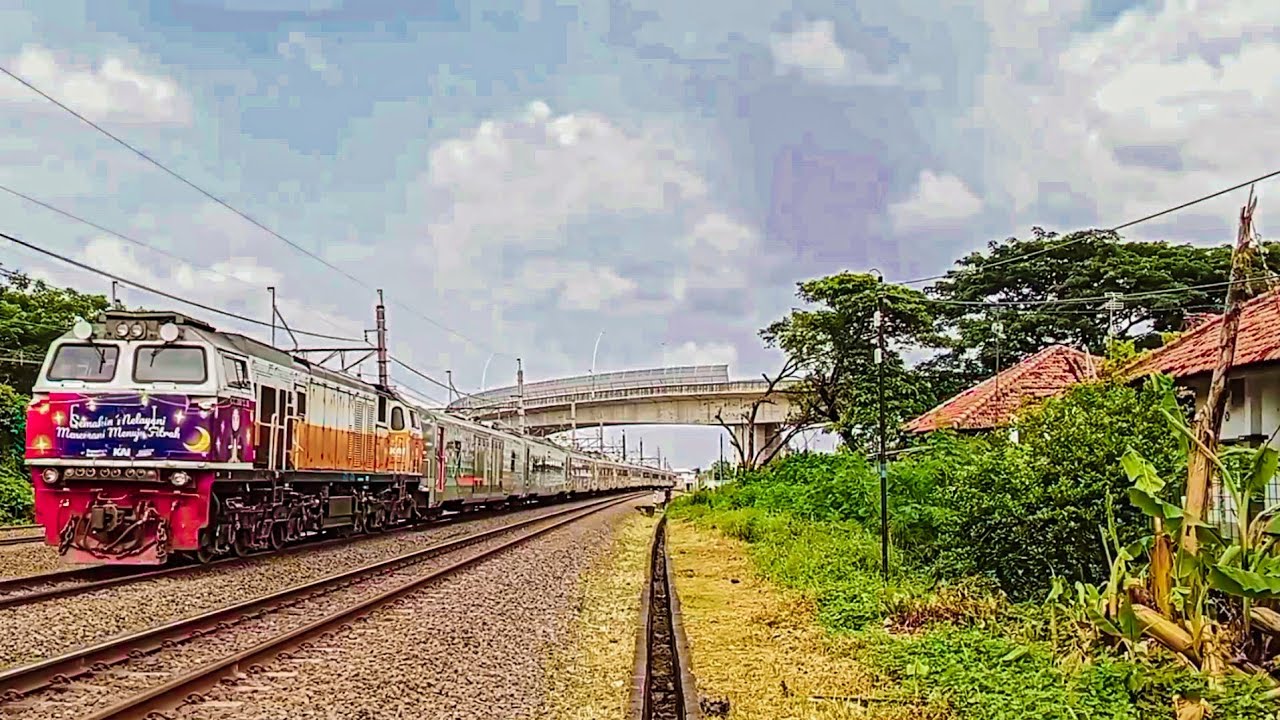 KA Parahyangan dengan lokomotif edisi stiker lebaran
