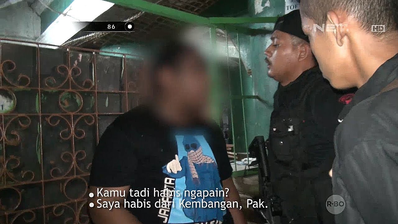 Seorang Pelaku Tawuran Hampir Melukai Petugas yang Mengejarnya