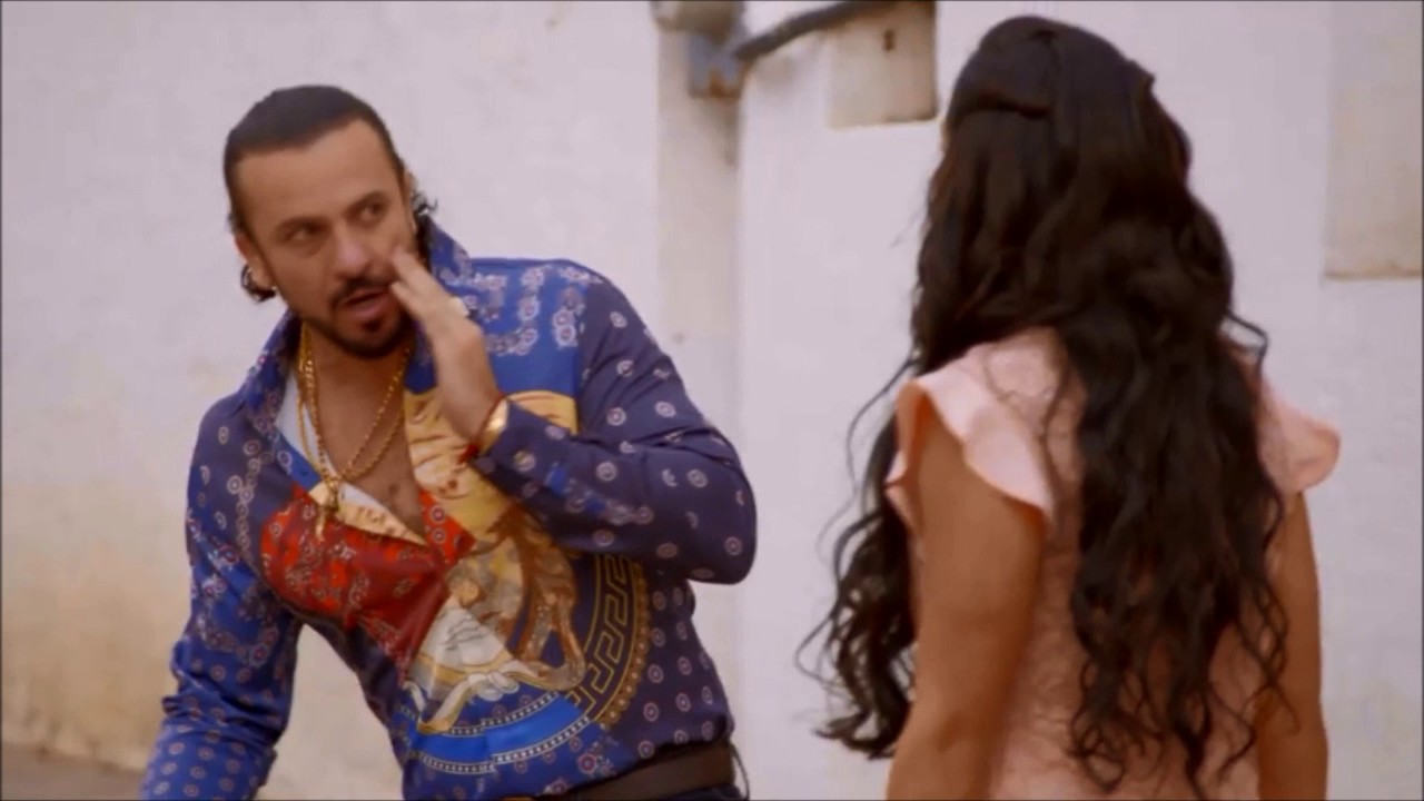 Mi Adorable Maldición - Aurora Cachetea a Camilo x4