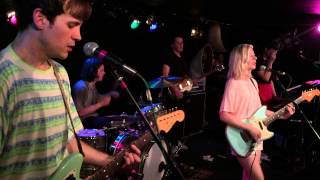 Video voorbeeld van "Alvvays -- New Haircut (06/10/2015)"