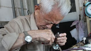 西安百岁老人修表堪称奇迹，开钟表修理店不为挣钱只为活动身体