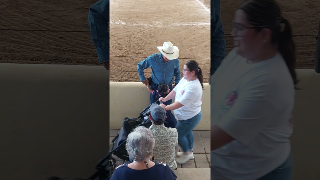 Chulada de imagen amor de abuelo, bailar con su nieta escaramucera al pie del anillo del ruedo