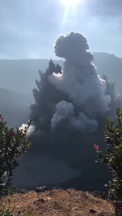 Detik2 kawah gunung tangkuban perahu erupsi