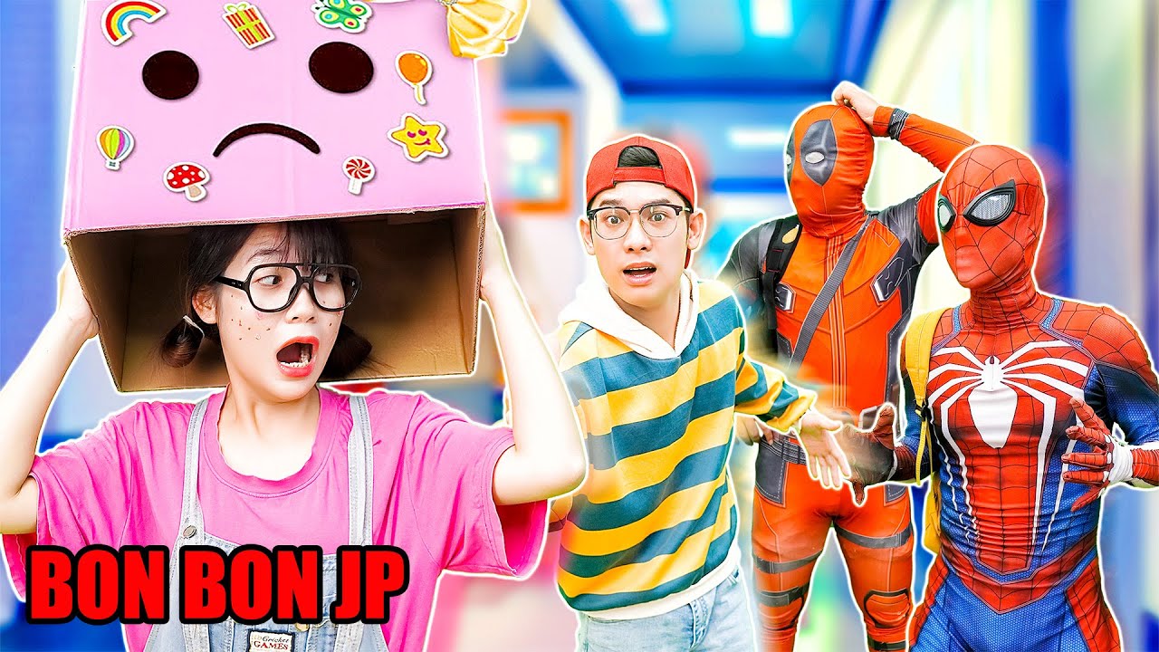 ニックとスパイダーマンはタニが箱を外すのを手伝う