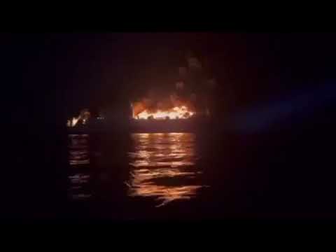 "Mayday, mayday" - Η δραματική έκκληση ενώ το πλοίο έχει παραδοθεί στις φλόγες (vid)