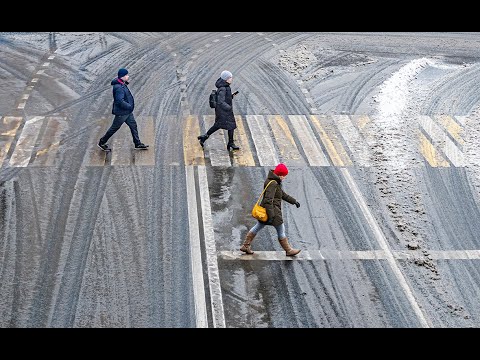 Потепление в Москве: машины и пешеходы тонут в лужах