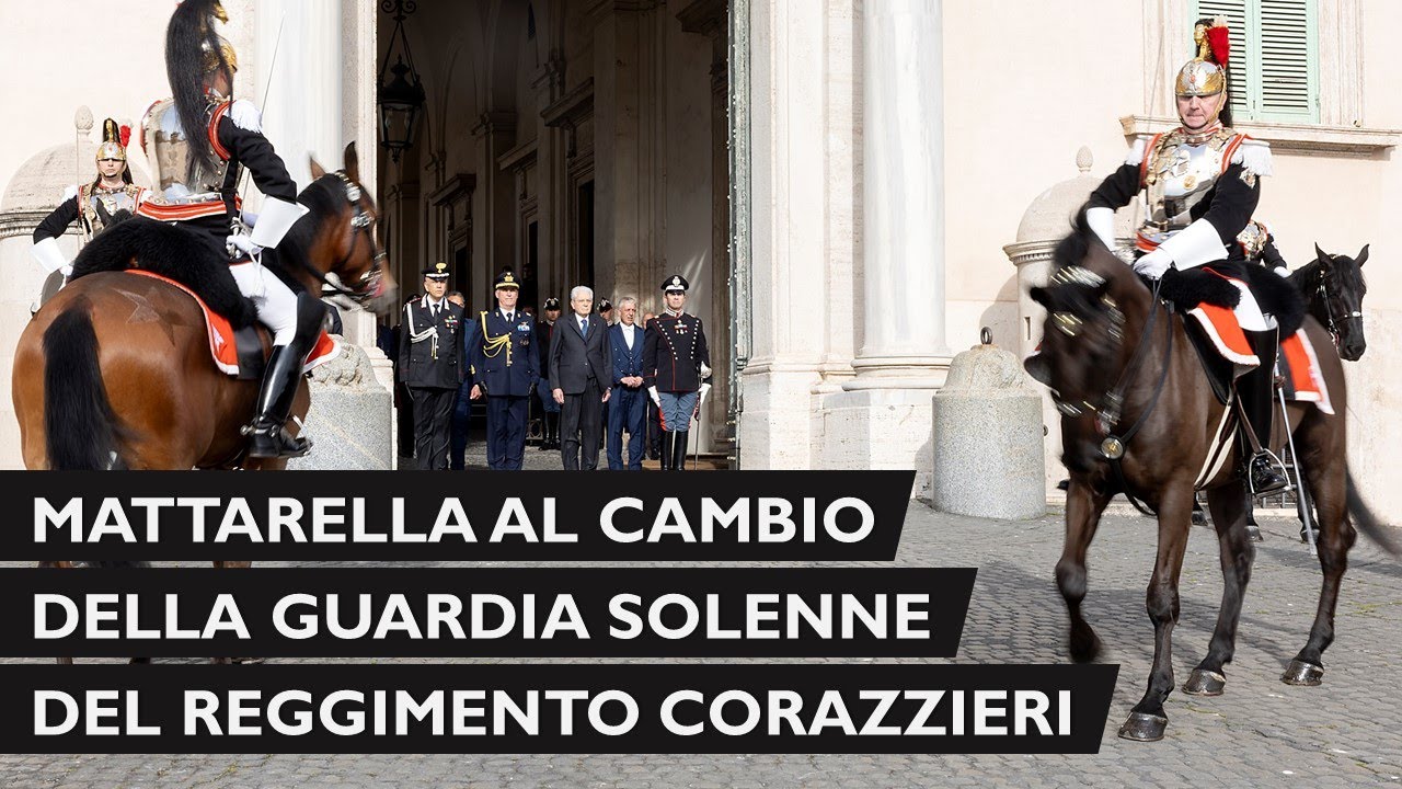 Mattarella al cambio della guardia solenne del Reggimento dei Corazzieri sulla piazza del Quirinale