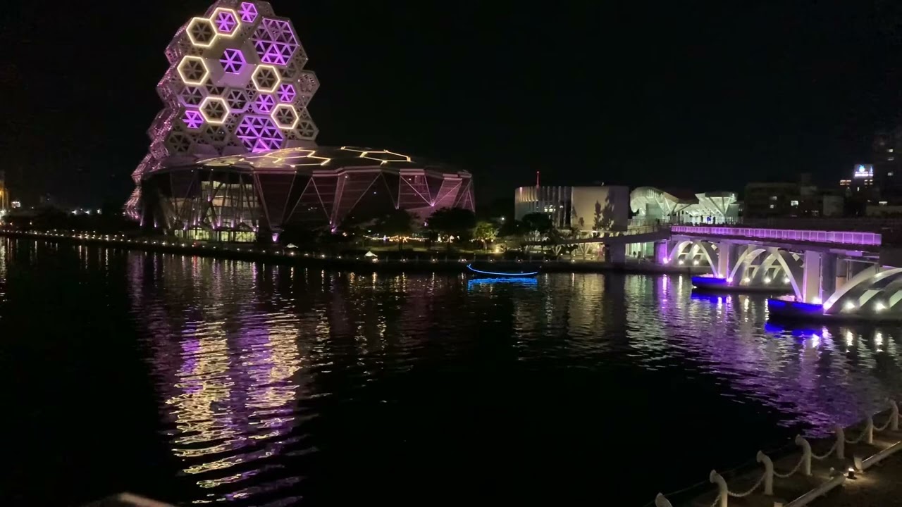 LIGHT UP 高雄 IN PINK(動態  浪漫粉紅愛河灣  張慧娟拍攝製作  20251018）