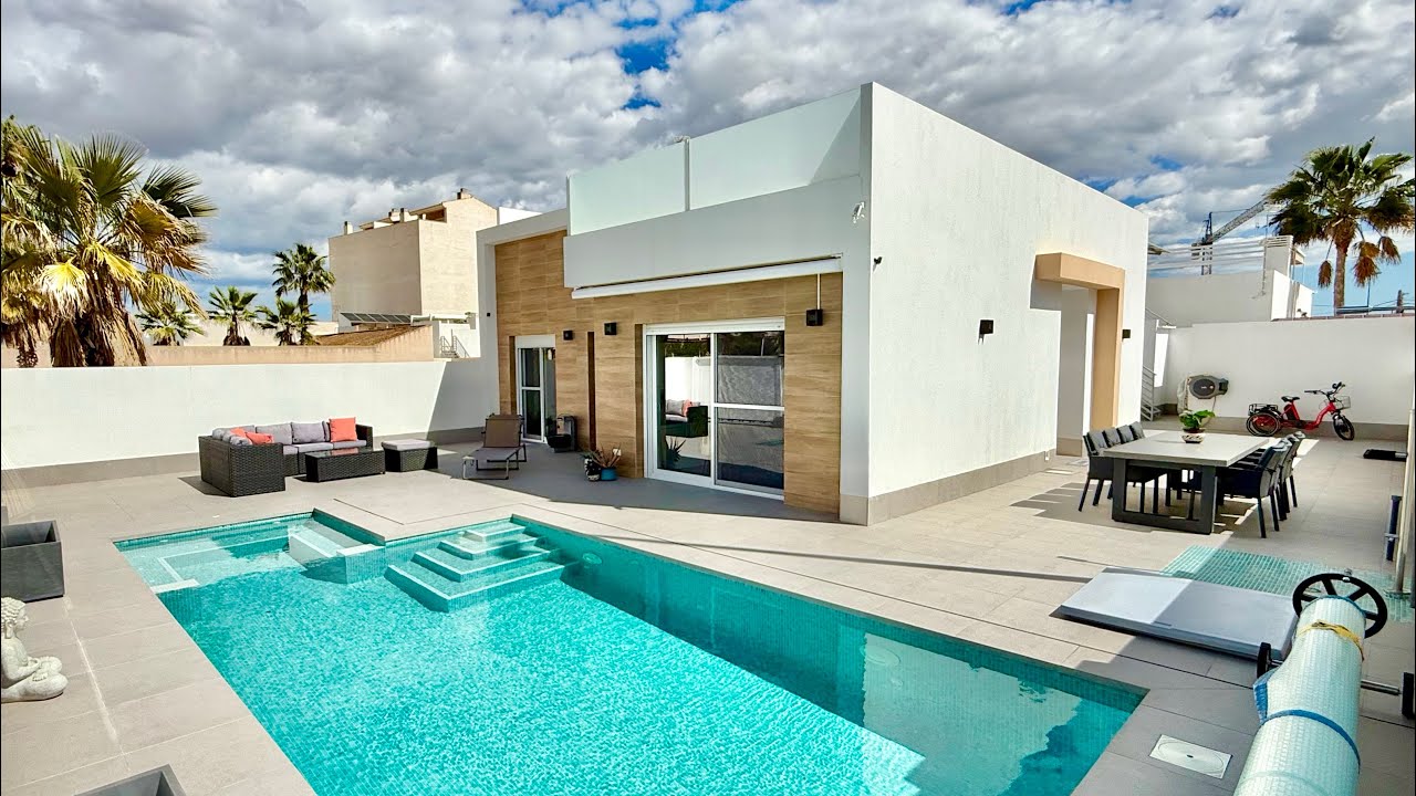 Planta baja esquina en venta de 3 habitaciones con piscina y solarium. Se vende casa de obra nueva