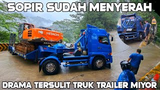 Drama Tersulit Truk Trailer Miyor Muatan Excavator, Sopir Dibikin Menyerah di Sitinjau Lauik