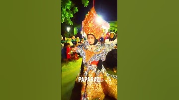 Pertunjukan tari tradisional Indonesia - kostum maskot karnavalnya keren banget