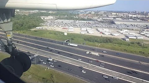 Bombardier Dash-8 Q400 Landing at Toronto Pearson Airport