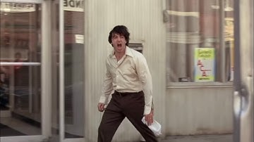 映画『狼たちの午後』焼けつくような白昼のブルックリンの街の銀行を襲った2人組の強盗と警察の対決を描く。