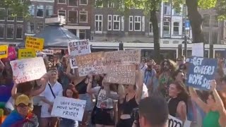 Demonstratie bij homomonument na mishandeling door Uber-chauffeur