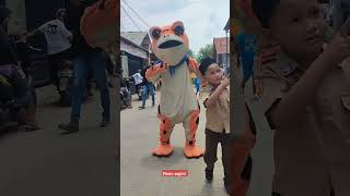 bocil joged sama kodok kodokan