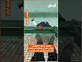 مشهد يخطف الأنفاس.. مغامر هندي يسقط في النهر أثناء الاستعراض أمام السياح
