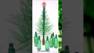 Árbol de Navidad con botellas de plástico