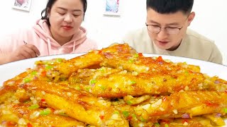 Dandan makes garlic-flavored chicken wings  which are crisp outside and tender inside. Garlic and s