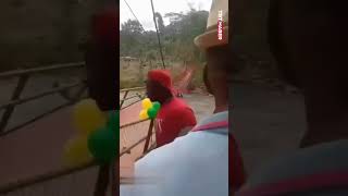 Kolombiya'da yeni yapılan bir asma köprü açılış sırasında çöktü, 3 kişi yaralandı