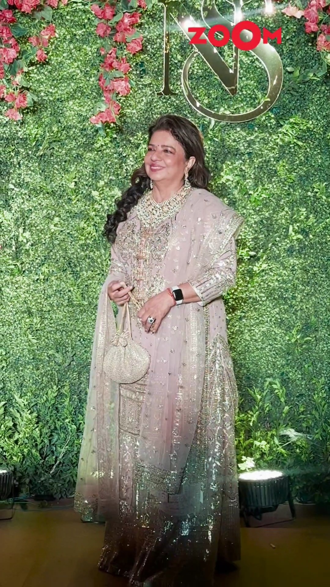 Priyanka Chopra's mother Madhu Chopra looks STUNNING at son Siddharth's mehendi ceremony ? #shorts