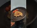 Черрики крутятся вокруг стейка на сковороде