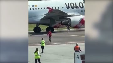 Tragisch moment vastgelegd op luchthaven Milaan terwijl man naar vliegtuigmotor rent