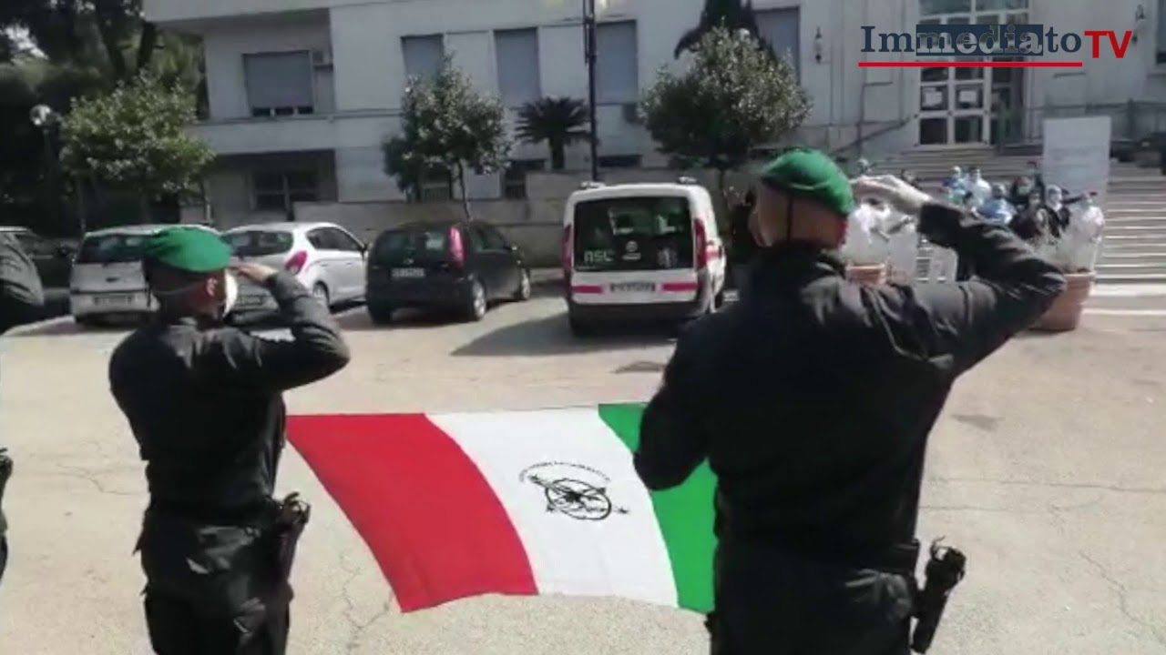 CORONAVIRUS FOGGIA, FORZE DELL'ORDINE DAVANTI ALL'OSPEDALE D'AVANZO. ONORE AGLI OPERATORI SANITARI