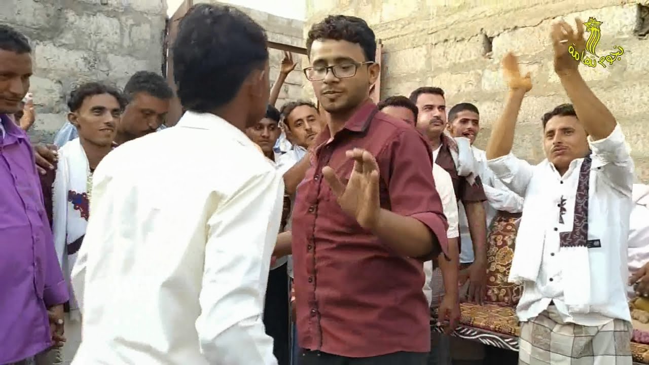 بالرقص والإنشاد يزف شباب الشباريق الأخوين شكري وإبراهيم عاقل فرحا بزفافهم الميمون بالشباريق