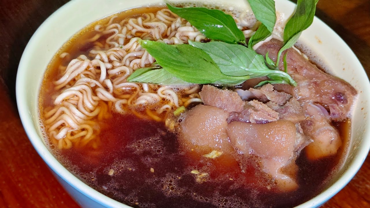 ลองเมนูมาม่ารสหมูน้ำตกใส่พะโล้คากิรสชาติดีเลย อิ่มอร่อยประหยัดคุ้ม