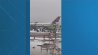 4 hurt after Delta passengers forced to evacuate on emergency slides due to engine issue