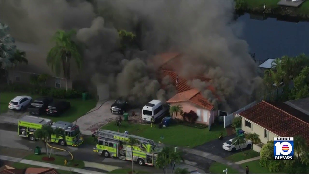 Southwest Miami-Dade house fire leaves 2 dead - YouTube