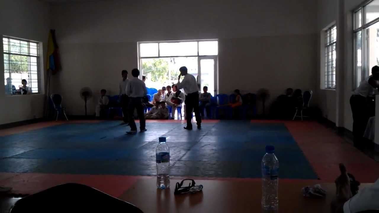 Knockout TAEKWONDO Ksanz vs Quang 2012 - YouTube