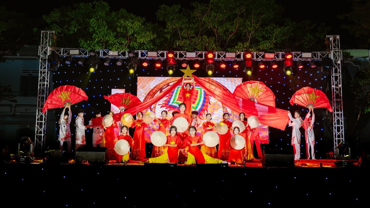 Múa Thịnh Vượng Việt Nam Sáng Ngời    X     Tinh Hoa Việt Nam  cùng tập thể lớp 9/2