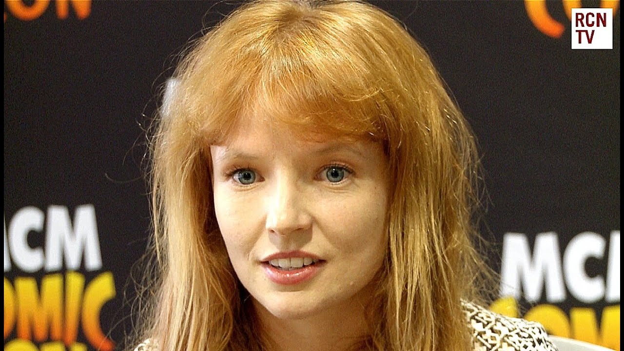 The Hunger Games Mockingjay - On Set Games - Stef Dawson Interview