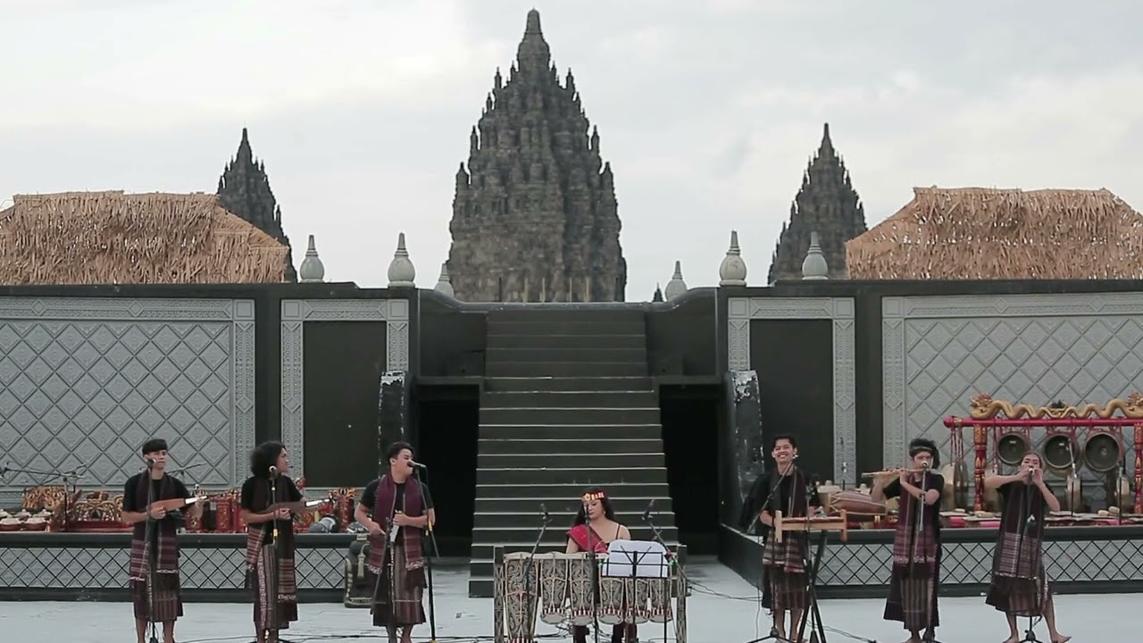 Tampil Bersama Nauli Etnik di Depan Candi Prambanan, Marcella Dee Nyanyikan Lagu Daerah Sumatera Utara