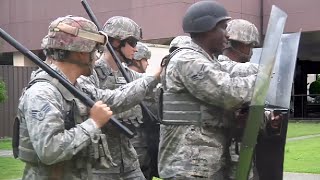 市民団体のデモへ警戒態勢をとる横田基地の空軍警備隊