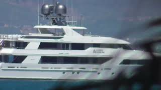 240824 11 SUPERYACHT MAISON BLANCHE IM RISSKLUFTSPALT KARATHONA BEACH