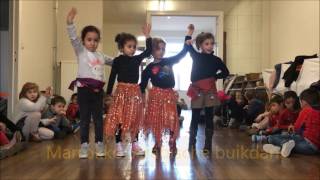 2e kleuterklas flashmob dans rond de wereld