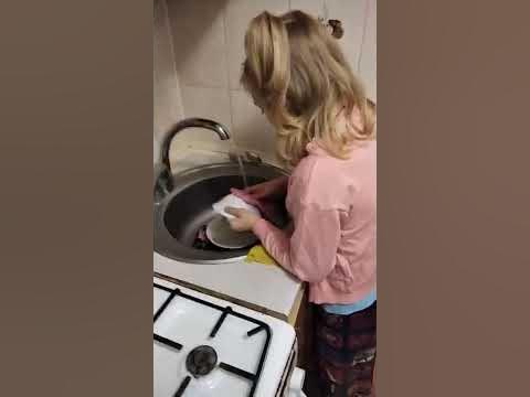 дочка помогает маме - YouTube