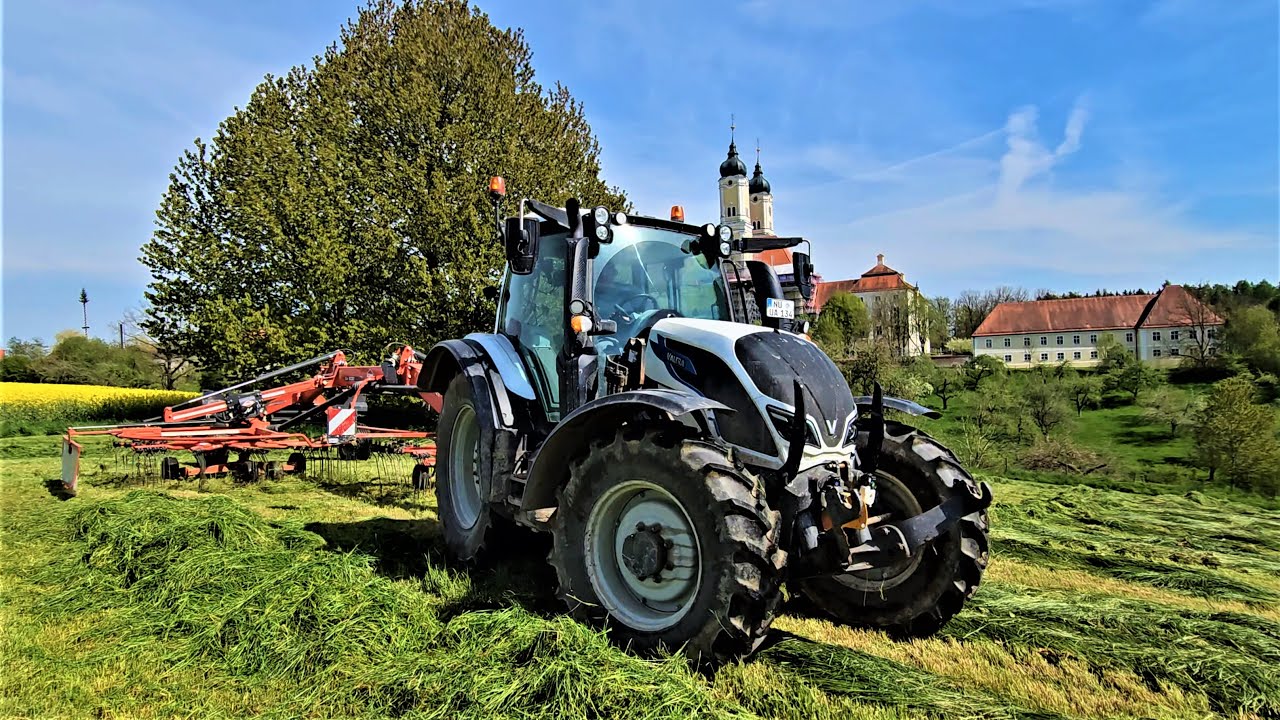 VALTRA 134 mit Kuhn GA 8030 Schwader im Eifer des Gefechtes!