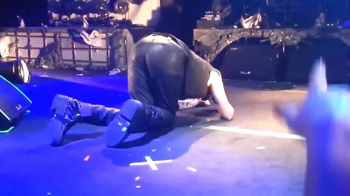 Marilyn Manson Collapses Vomiting on Stage in Sask...